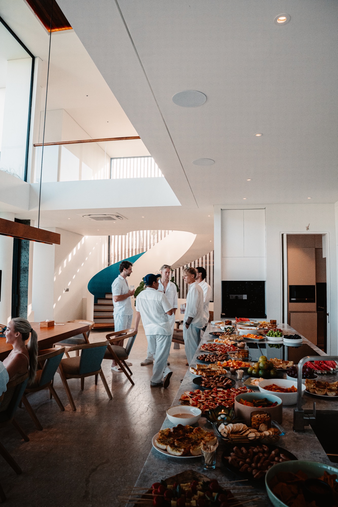 Gemeinsames Essen in der Villa
