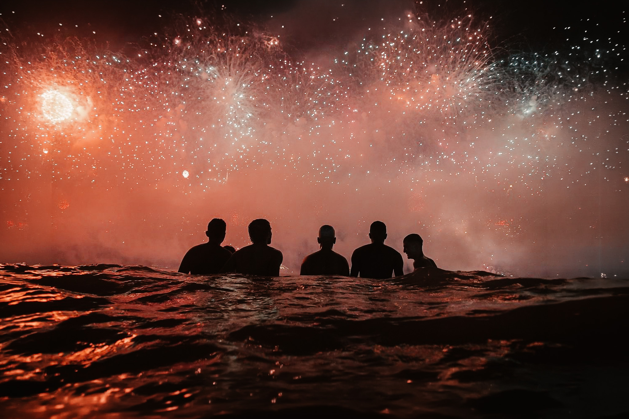 Silvesterfeuerwerk über der Copacabana, Rio de Janeiro