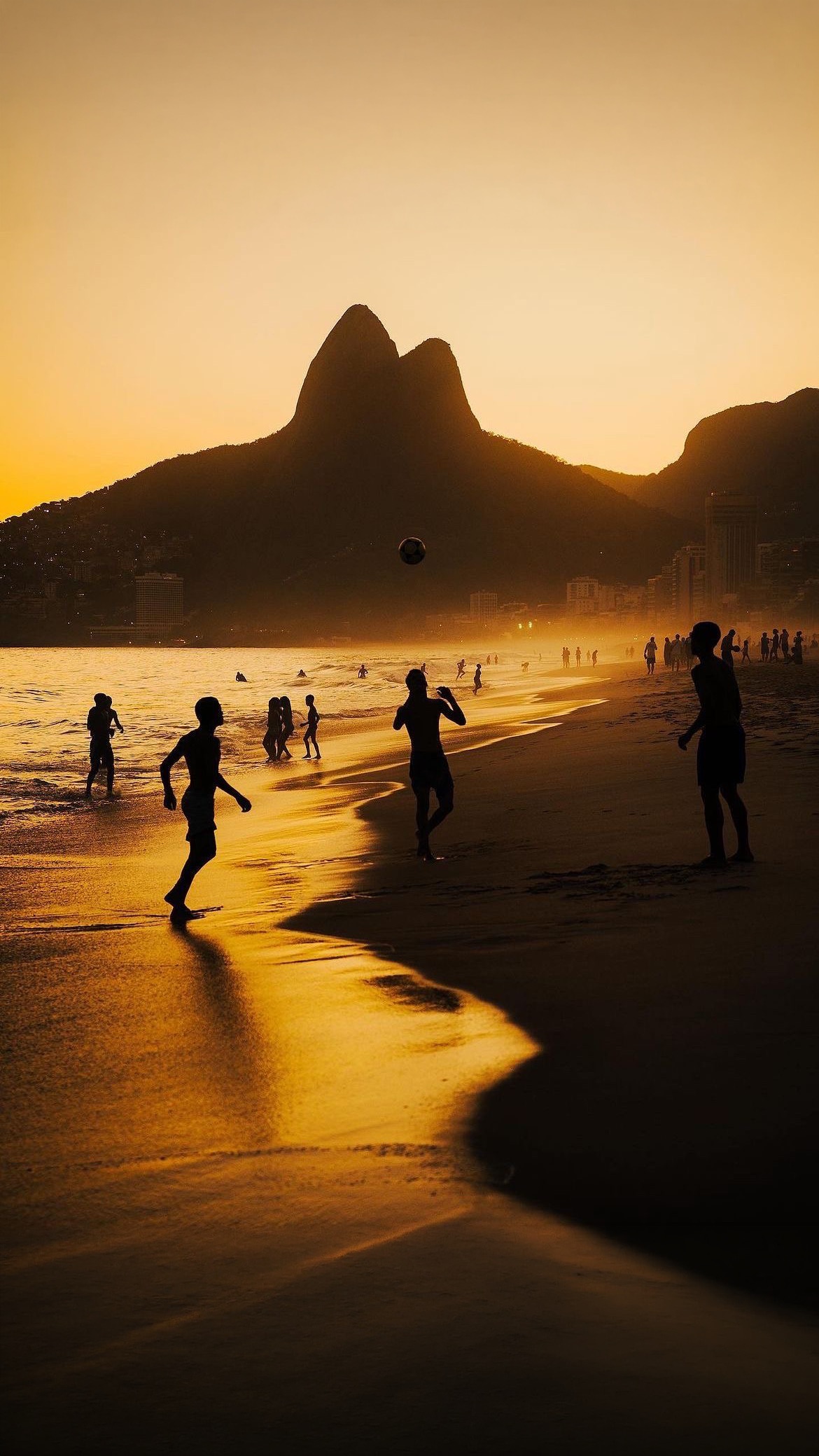 Fußball am Strand von Ipanema bei Sonnenuntergang