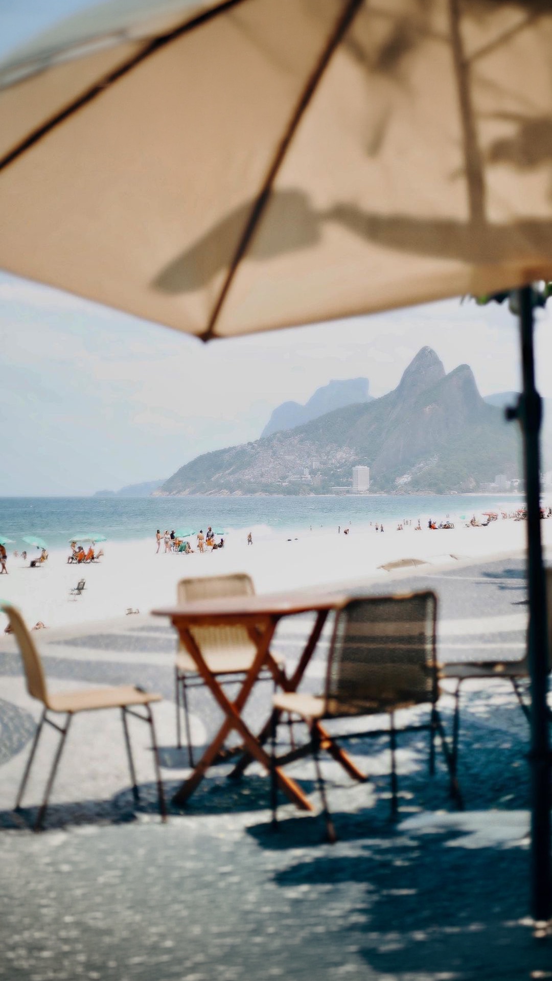 Strandcafé mit Blick auf Dois Irmãos, Ipanema