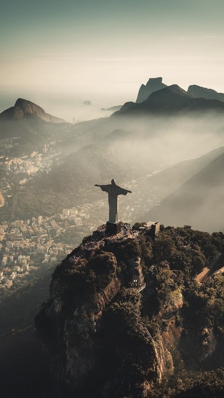 Christusstatue über Rio de Janeiro bei Sonnenaufgang